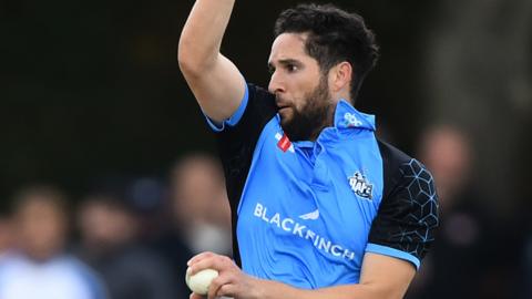 Wayne Parnell bowls for Worcestershire