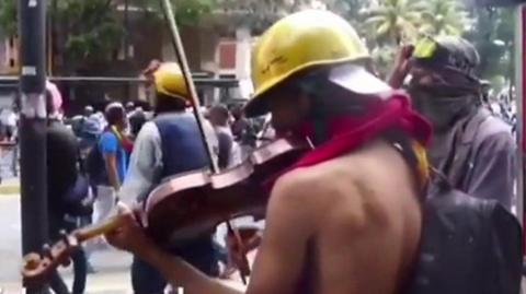 Violinist Wuilly Arteaga playing the Venezuelan national anthem amid the protests
