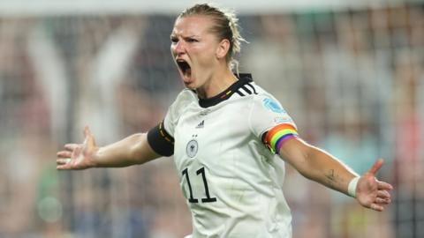 Alexandra Popp celebrates