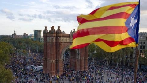 Crowds watch regional parliament on big screens in Barcelona