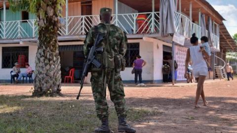 A soldier stands guard in Guerima village in eastern Colombia (16/02/2017)