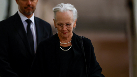 Queen Margrethe and the Crown Prince Frederik view Queen Elizabeth's coffin at her lying-in-state