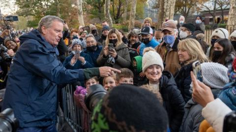 Bill de Blasio speaking to crowds at Thanksgiving parade