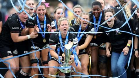 Marlie Packer lifts the Premier 15s trophy with Saracens