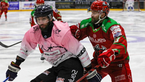 Dundee Stars and Cardiff Devils action