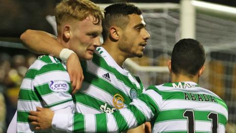 Celtic players celebrate v Alloa