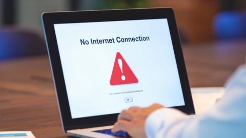 A laptop shows no internet connection