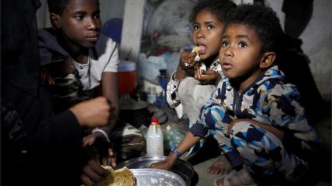 Children displaced by fighting in the Yemen port city of Hudaydah, 1 Nov 2018