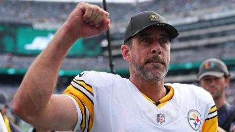 Aaron Rodgers raises his fist in the air after the Pittsburgh Steelers beat the New York Jets