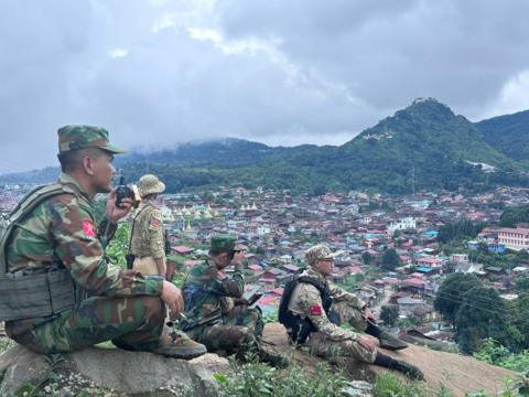 မိုးကုတ်တမြို့လုံးနီးပါးကို စစ်တပ်ထိန်းချုပ်လာလို့ တော်လှန်ရေးတပ်တွေဆုတ်ခွာ