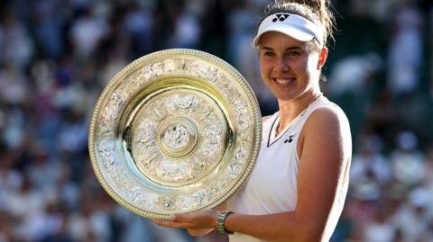 Linda Noskova holds the Wimbledon trophy