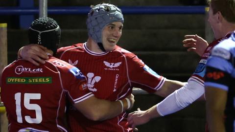 Jonathan Davies celebrates his try