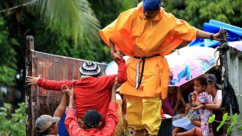 Evacuation in Barangay Matnog, Daraga, Albay province, 25 Dec