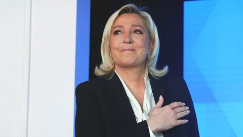 Marine Le Pen hold her hand to her heart