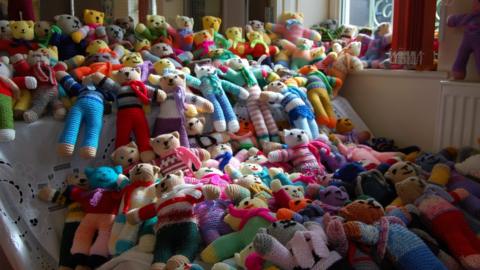 Lots of knitted teddies