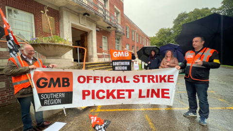 Social workers picket line