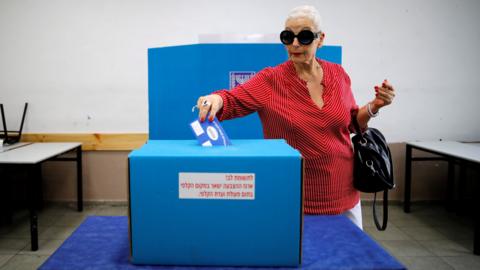 An Israeli woman votes in the country's general election in Tel Aviv (9 April 2019)