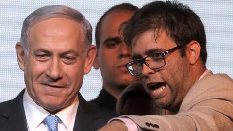 Oren Hazan (right) standing next to Israeli Prime Minister Benjamin Netanyahu (left) - (18 March 2015)