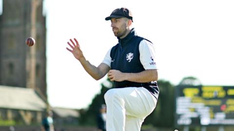 Jack Leach throws a ball 