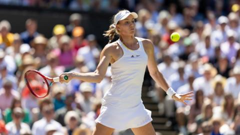 Elena Rybakina playing in the 2022 Wimbledon final