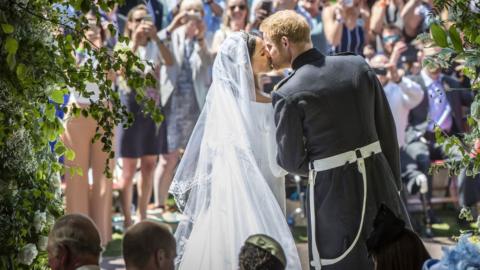 Prince harry and Meghan Markle kiss of the steps of St George's Chapel