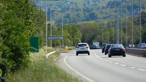 Yr A55 yn Abergwyngregyn, Gwynedd