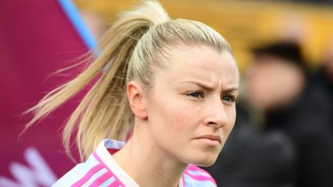 Leah Williamson playing for Arsenal