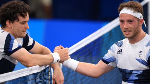 Gordon Reid and Alfie Hewett shake hands at the net