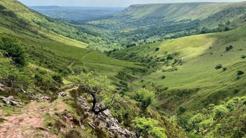 Dyffryn braf ar y ffin gyda Chymru