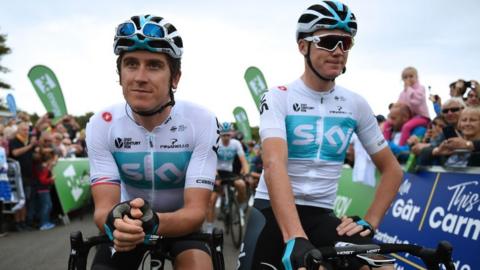 Geraint Thomas a Chris Froome yn aros i'r ras ddechrau ym Mharc Gwledig Pen-bre