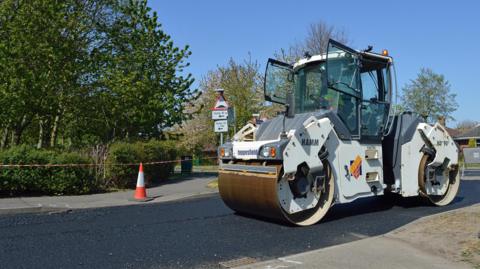 Road resurfacing machine