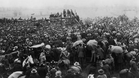 A photograph of a crowd in Texas watching an execution in 1893