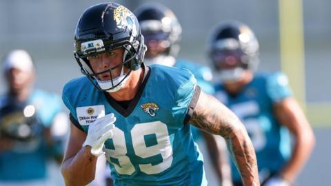 Louis Rees-Zammit gyda'r Jacksonville Jaguars