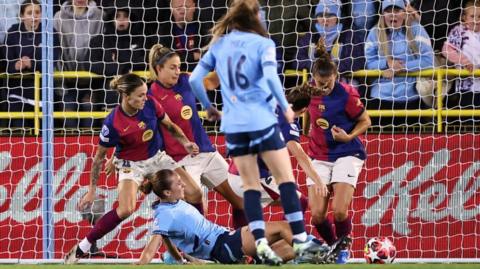 Naomi Layzell scoring for Manchester City