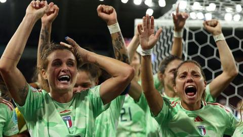 Italy celebrate against Norway