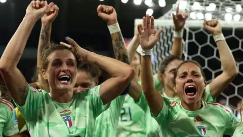 Italy celebrate against Norway