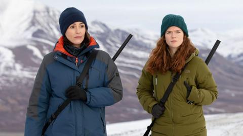 DCI Amy Silva (Suranne Jones) and DI Kirsten Longacre (Rose Leslie) 