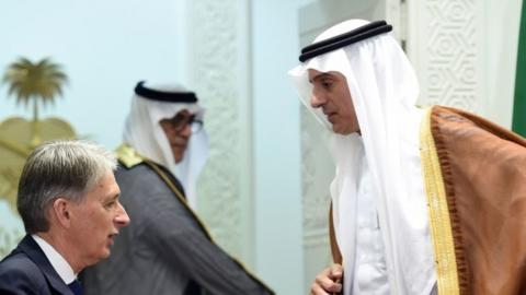 British Foreign Secretary Phillip Hammond (left) and his Saudi counterpart Adel al-Jubeir at the Saudi foreign ministry (28 October 2015)