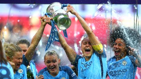 Manchester City captain Steph Houghton lifts the Women's FA Cup