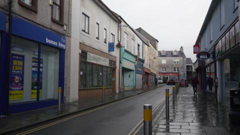 Stryd yng nghanol Caergybi