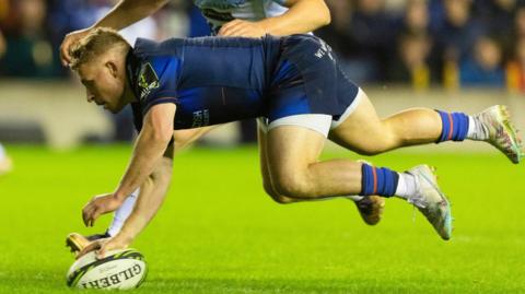 Ben Vellacott scores a try for Edinburgh against Bayonne