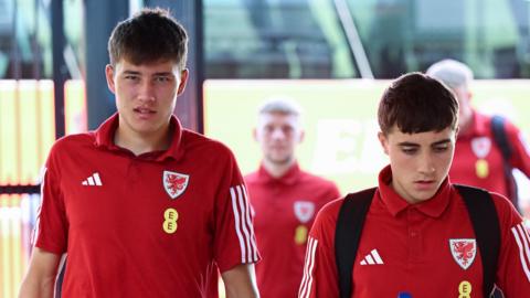 Rubin (left) and Joel Colwill on Wales Under-21 duty