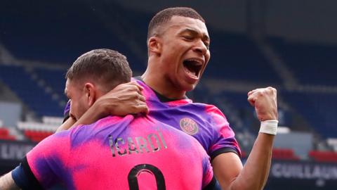 Kylian Mbappe and Mauro Icardi celebrate