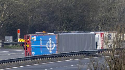 Lorry overturned on the M4