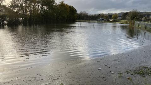 Cae pêl-droed Abergwili ger Caerfyrddin o dan ddŵr