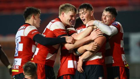 Gloucester players celebrate Freddie Thomas' try