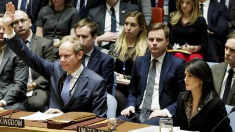 Ukraine ambassador Volodymyr Yelchenko (L) and UK ambassador Matthew Rycroft (2L) vote in favour of a draft resolution on Jerusalem at the UN Security Council on 18 December 2017