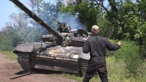 Soldiers manoeuvre a tank on June 08, 2022 near Sloviansk, Ukraine