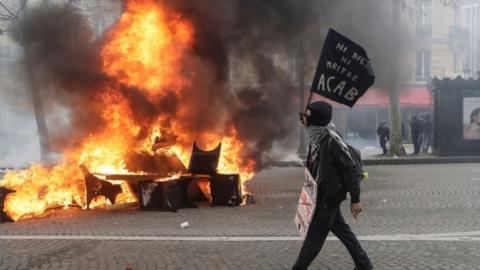 Protester Champs-Elysees