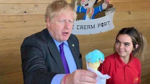 Boris Johnson yn gweini hufen iâ